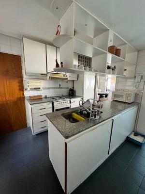 Excelente Piso de 4 Amb. c/2 Balcón y Cochera - Imagen# 9