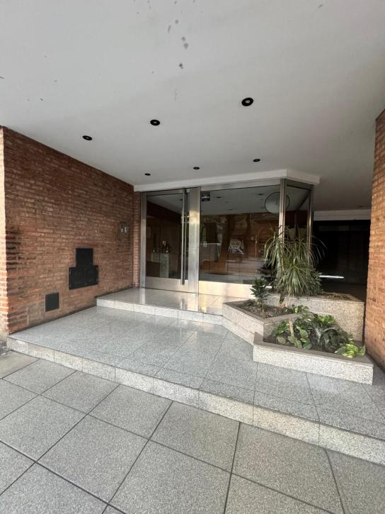 Excelente Piso de 4 Amb. c/2 Balcón y Cochera - Imagen# 2