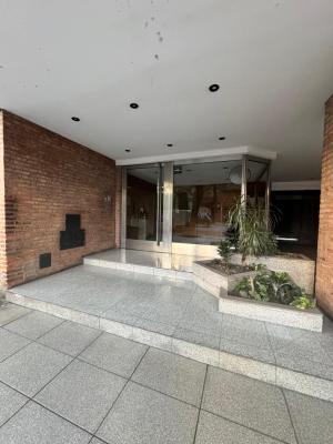 Excelente Piso de 4 Amb. c/2 Balcón y Cochera - Imagen# 2